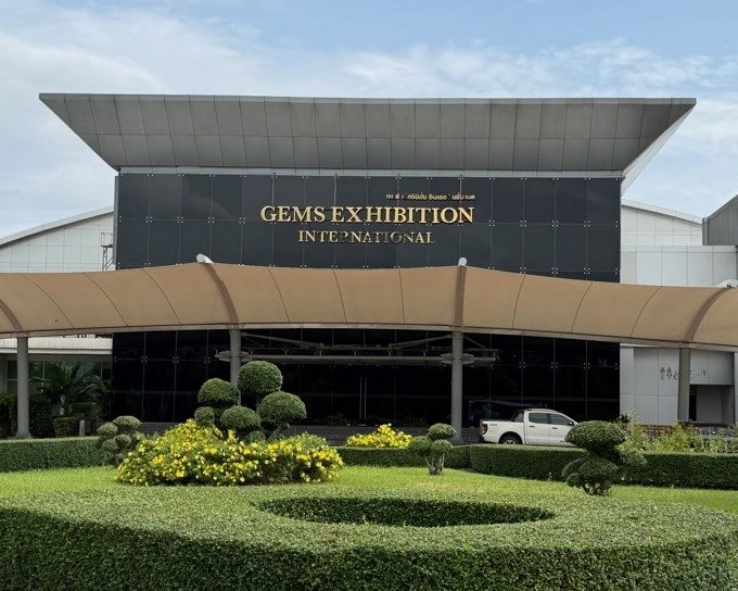 Здание World Gems Collection: крытая зона подъезда и подстриженный парк