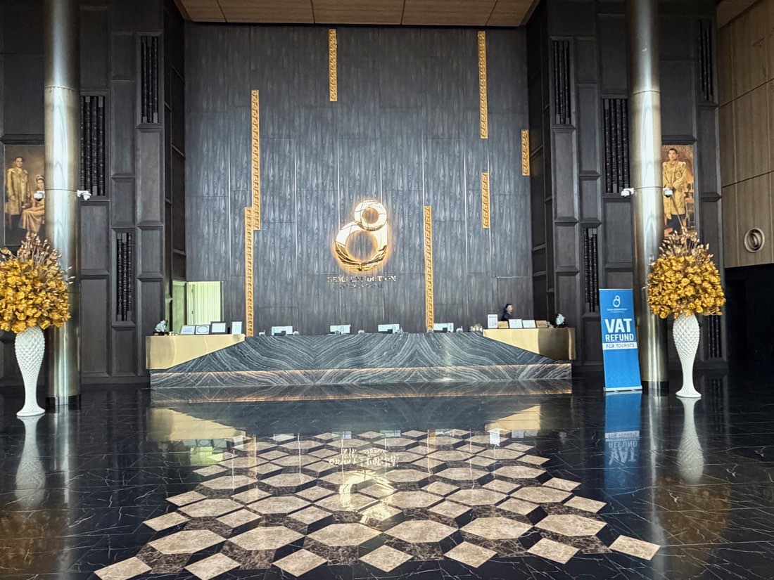 The main lobby reception desk with the VAT refund stand beside it